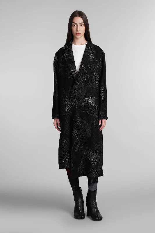 Coat in black wool